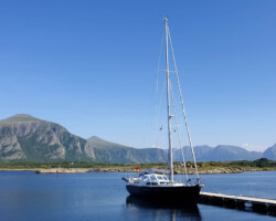 Anori on the wobbly pier of the Hustadvika Havhotel