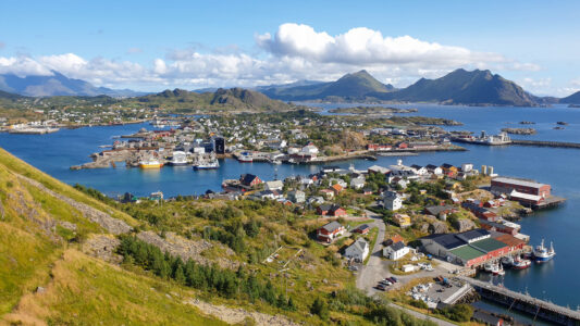 Blick auf den Hafen von Ballstad