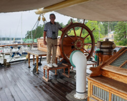 Skipper mit neuem Boot