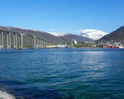 Blick über die Brücke zur Eismeerkathedrale und nach Tromsdalen