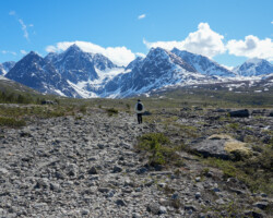 Die Wanderung führt durch Geröllhalden im Flußbett