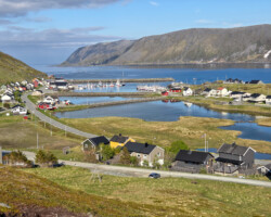 Hiking towards Kirkeporten with a view over Skarsvåg