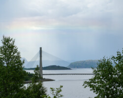 Die Kafjordbrücke mit aufziehendem Regen