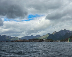 Eines der Traditionsboote vor der Kulisse der Lofoten