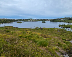 Wanderung zu den Seen in Sørvågen
