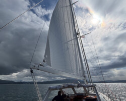 Auf nach Skutvik hart am Wind