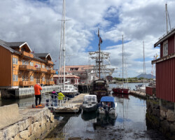Anori neben dem Piratenschiff